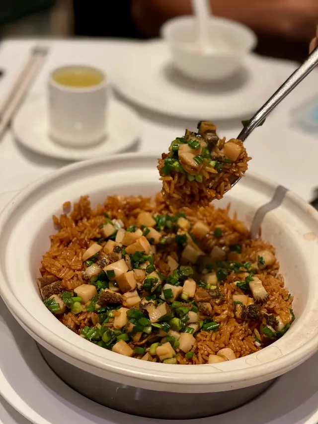 鮑魚粒鋪到滿滿毫不輕手