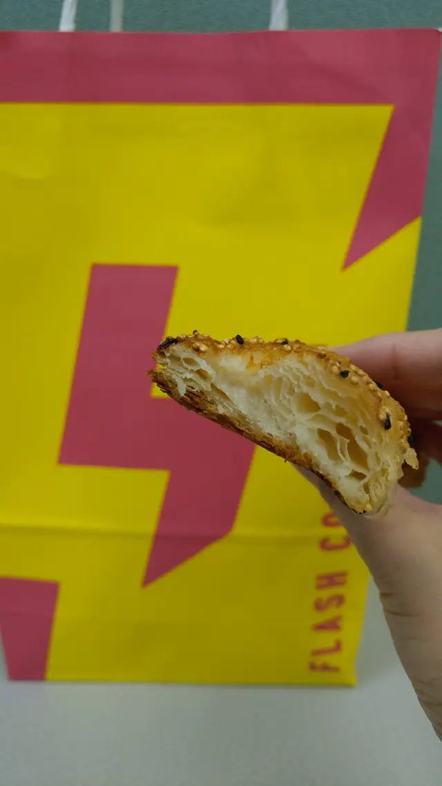芝士帶出鹹香,跟洋蔥好夾!千層酥的香脆口感