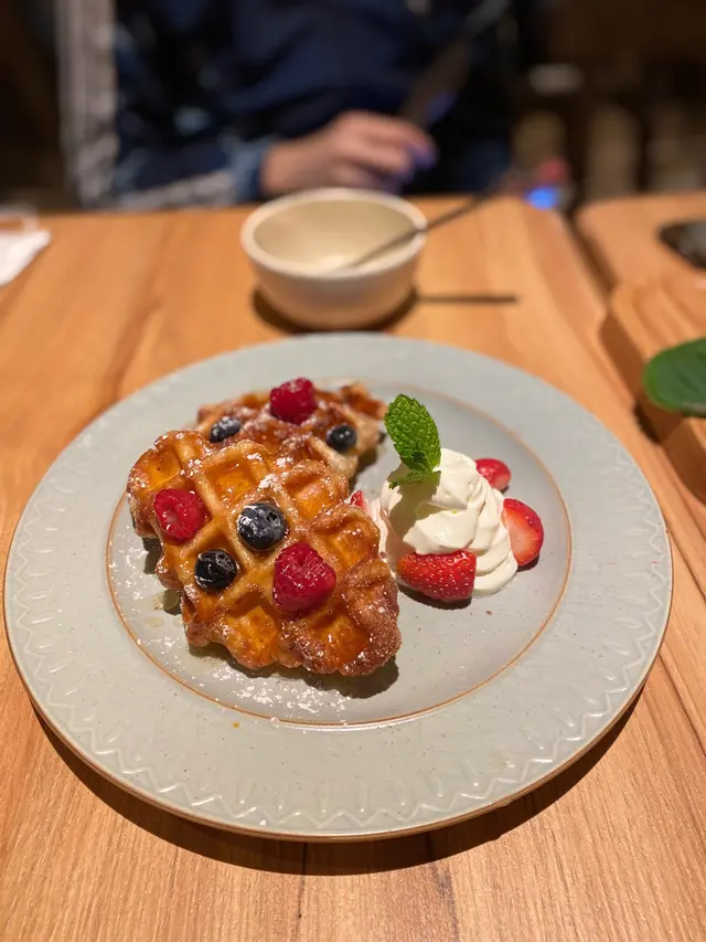 韓式雜莓牛角包窩夫