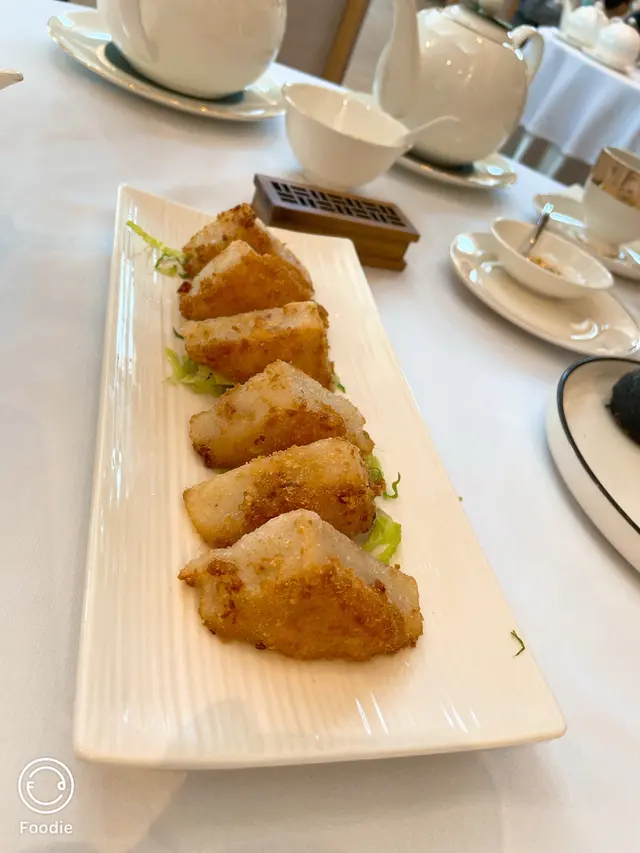 上面釀咗一層蝦膠，在平凡的蘿蔔糕上多了一層爽口彈牙的層次