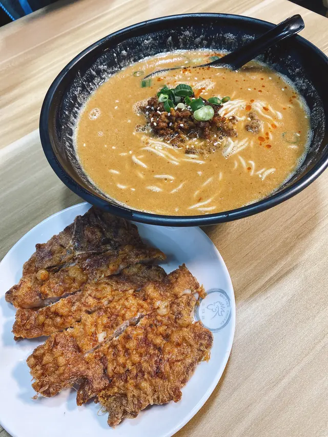 擔擔麵加招牌豬扒