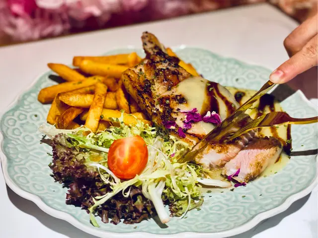 慢煮豬鞍扒配蜜梨沙沙