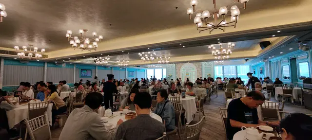 嘩！晨早八時，竟然全院滿座