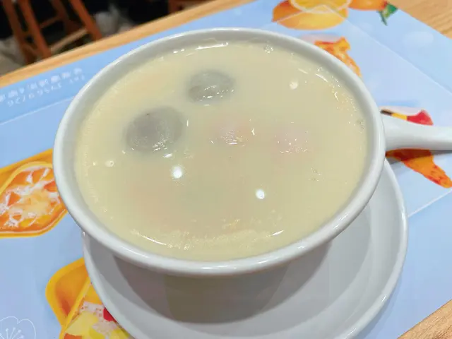 腐竹鵪鶉蛋薏米配芝麻湯圓