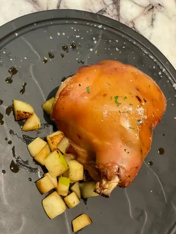 西班牙脆皮乳猪髀配青苹果