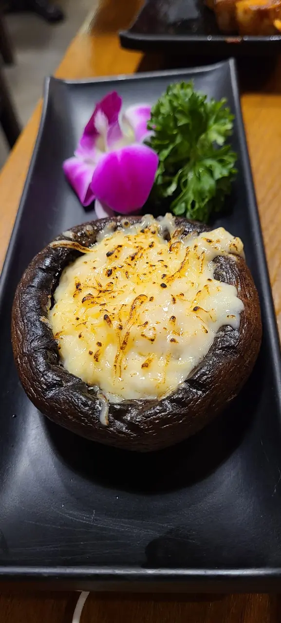 白汁芝士煙肉碎烤大蘑菇