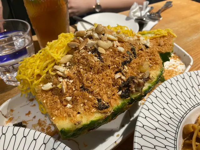 原隻菠蘿炒椰菜花飯
