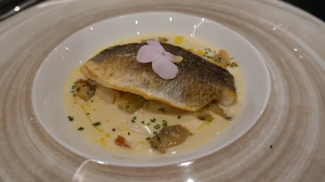 封煎海鳢魚塊配蜆肉