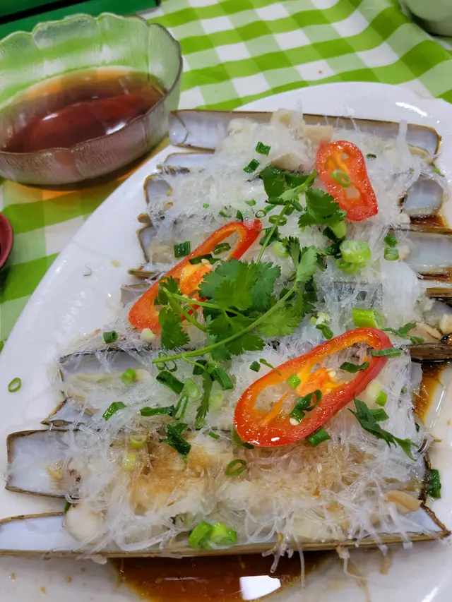 一人兩隻，筷子咁長，蒜蓉粉絲蒸，超鮮味