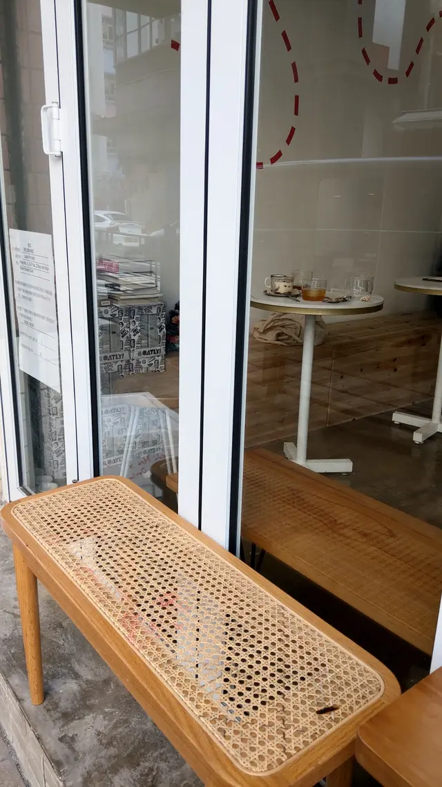 店外光猛，坐在店外進食打卡一流