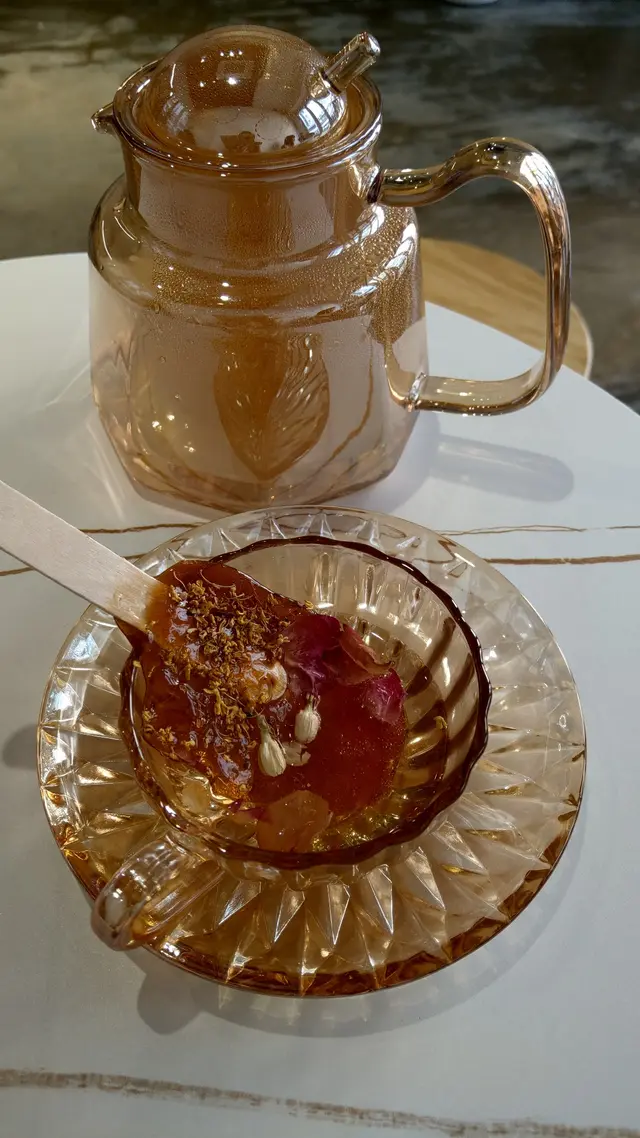 加熱水後，讓蜜糖漸漸溶化，充滿花香及滿載香甜