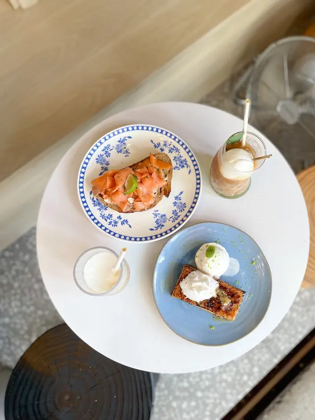 煙三文魚忌廉芝士配酸種多士