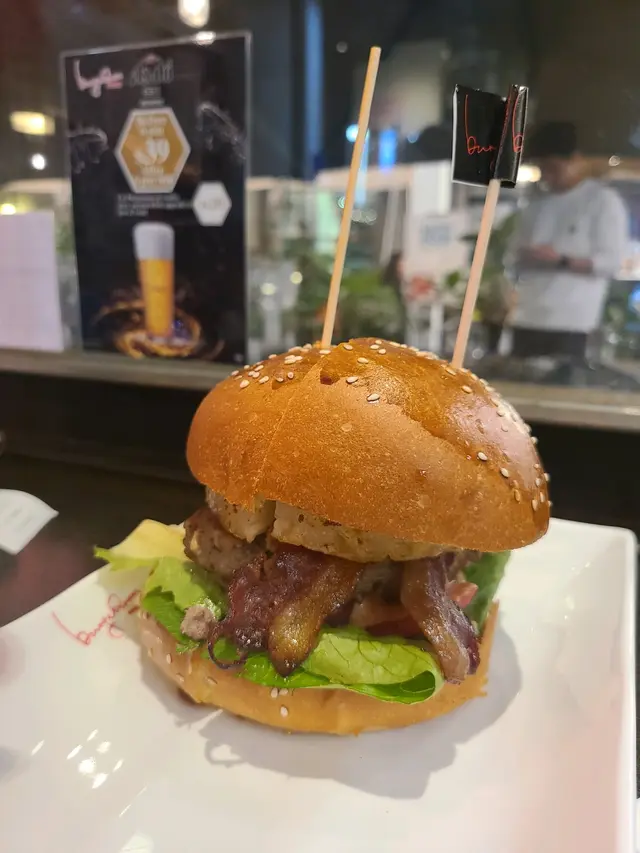 菠蘿煙肉牛肉漢堡
