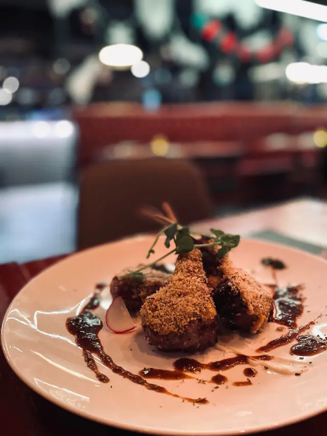 法式寶雲酥焗羊架配薄荷醬