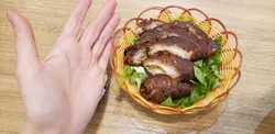 外脆內軟，師傅說以前在灣仔日賣炸大腸20斤！可食埋下面的生菜