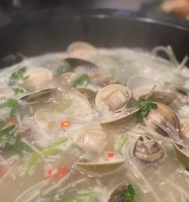 櫻唇半開特色卜卜蜆鍋