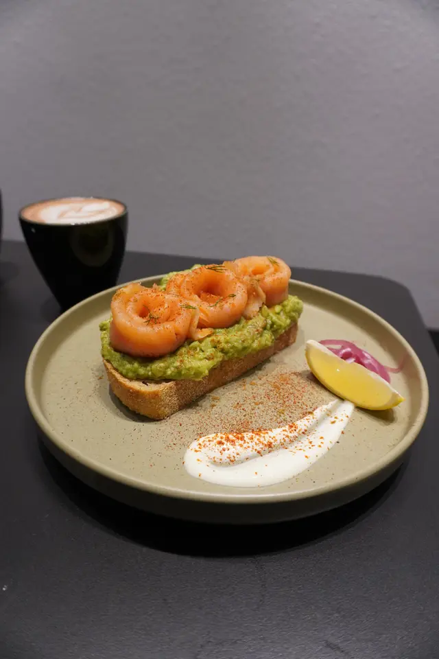 牛油果煙燻三文魚配酸種麵包配自家醃製洋蔥