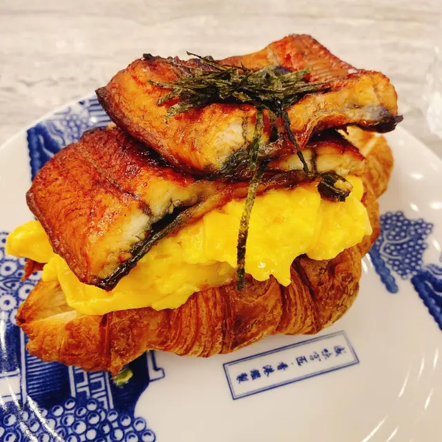 蒲燒鰻魚雙份滑蛋牛角包