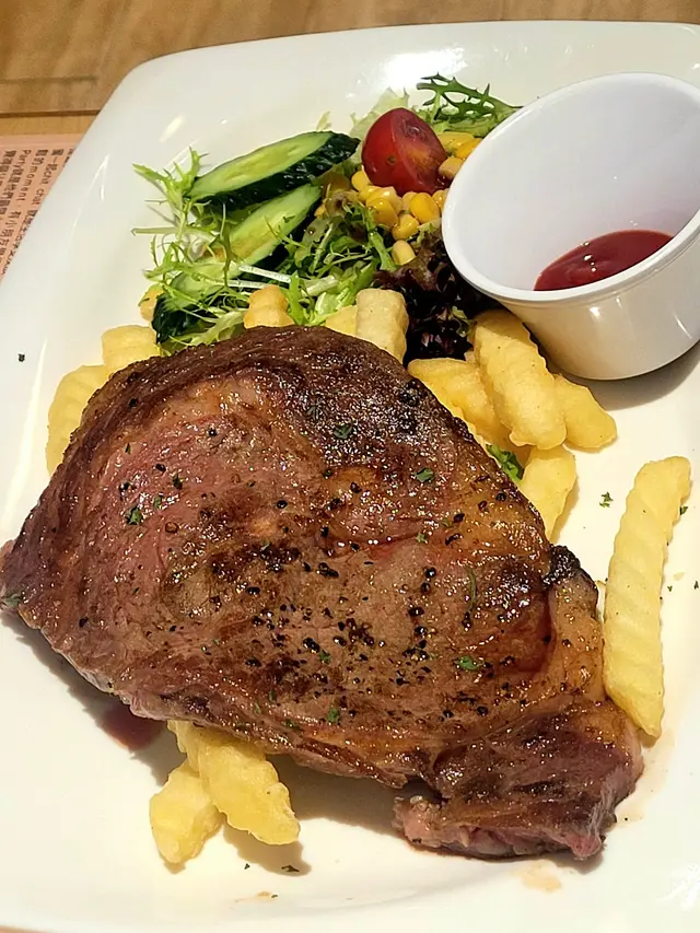 聖誕限定套餐的安格斯肉眼扒半時令蔬菜配雜菌汁