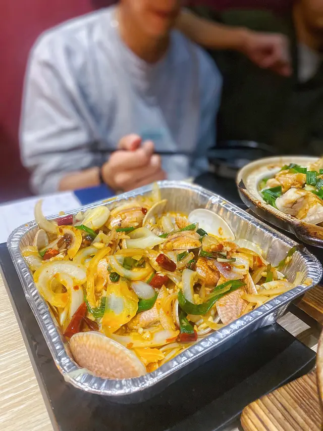 花蛤夠大隻飽滿,洗得夠乾淨,咬落去滿足,食落冇沙,而且有鮮甜味,因為佢有唔少蒜頭,所以食落香辣蒜蓉味重,但唔會好辣,非常惹味,不過原來佢好似可以要求辣度,我冇要求不過食落就唔辣。