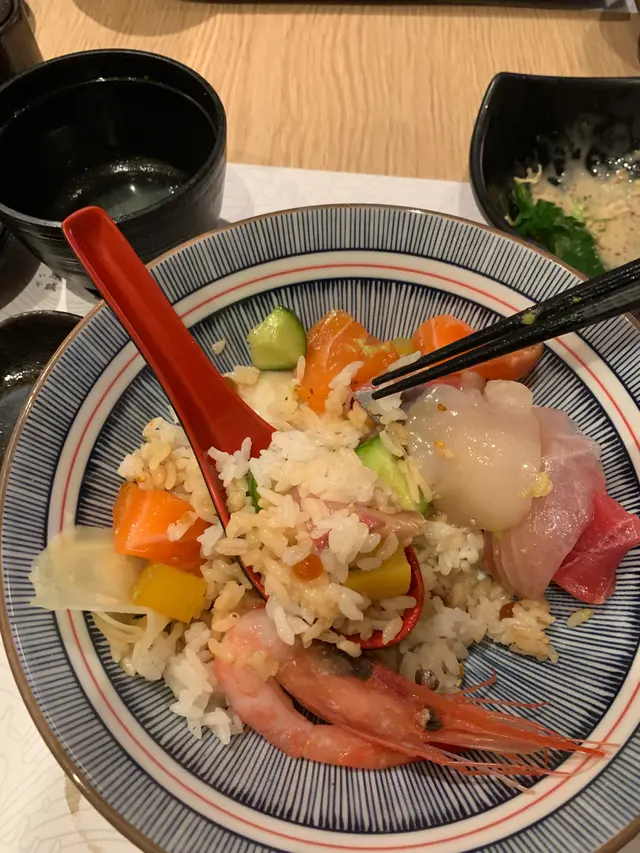 Yuyu什錦魚生丼