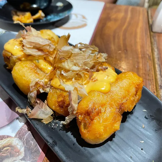 呢碟蘿蔔糕真係好邪惡,外層脆卜卜,入面熱到爆,上面再再千島醬同木魚😋成個感覺好juicy又heavy,不過我中意!蘿蔔糕入面如果有粒粒蘿蔔感覺更正。