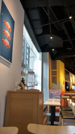 墙上的图画跟香港息息相关,包括交通工具及房屋