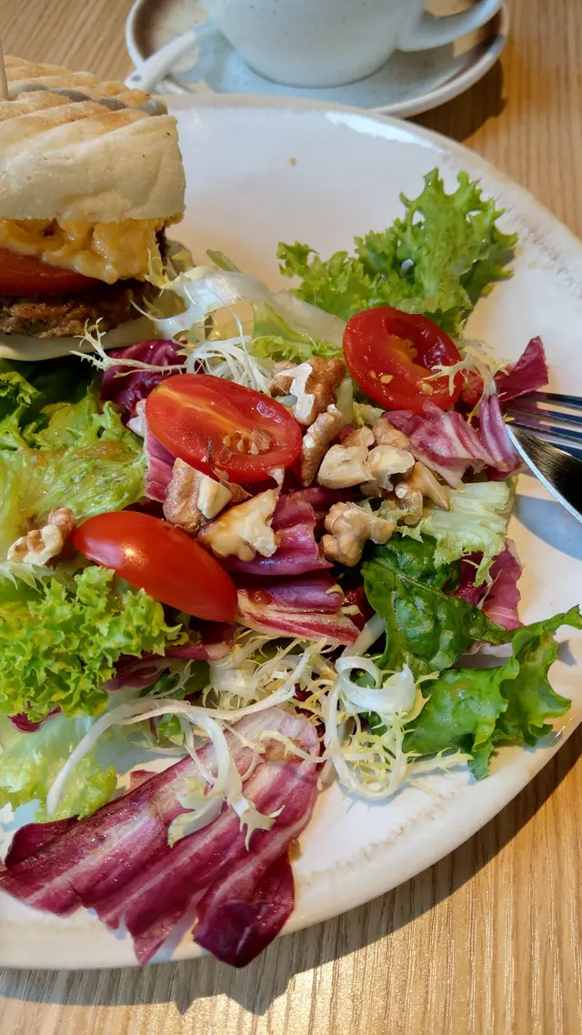 色彩繽紛的沙律,色澤及外型可見新鮮貨色,口感爽脆