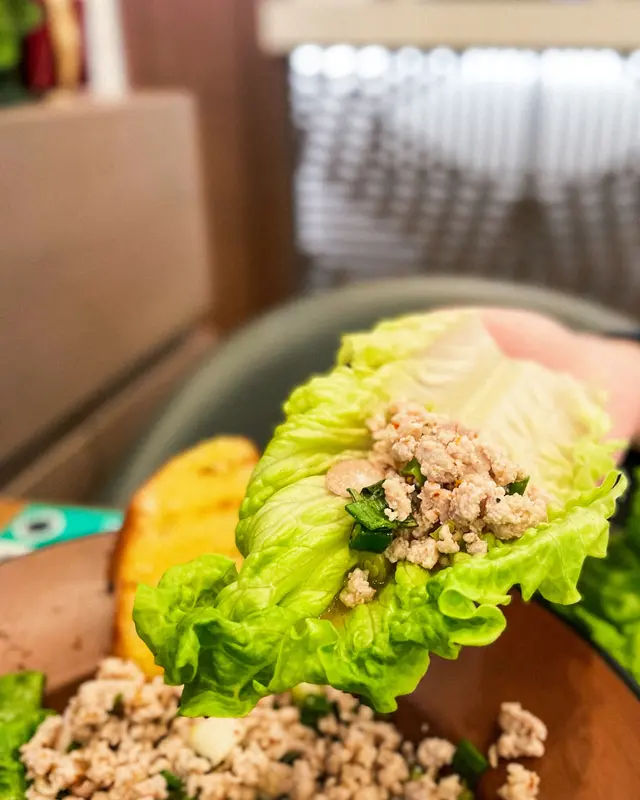 肉碎生菜包配蒜蓉包