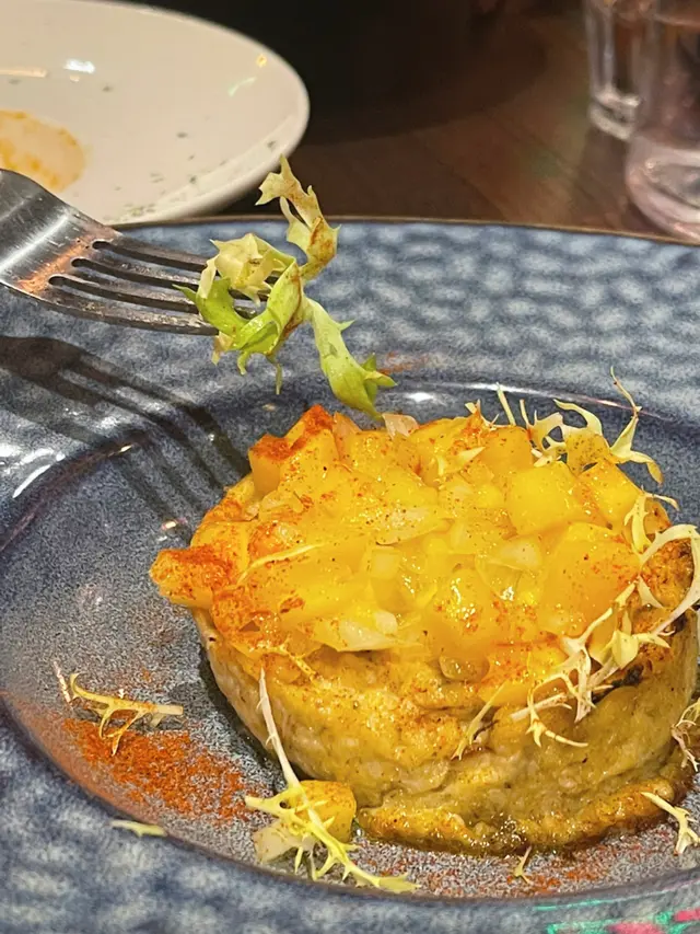 香煎蟹餅配芒果莎莎醬