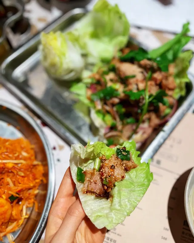 酸辣豬頸肉生菜包