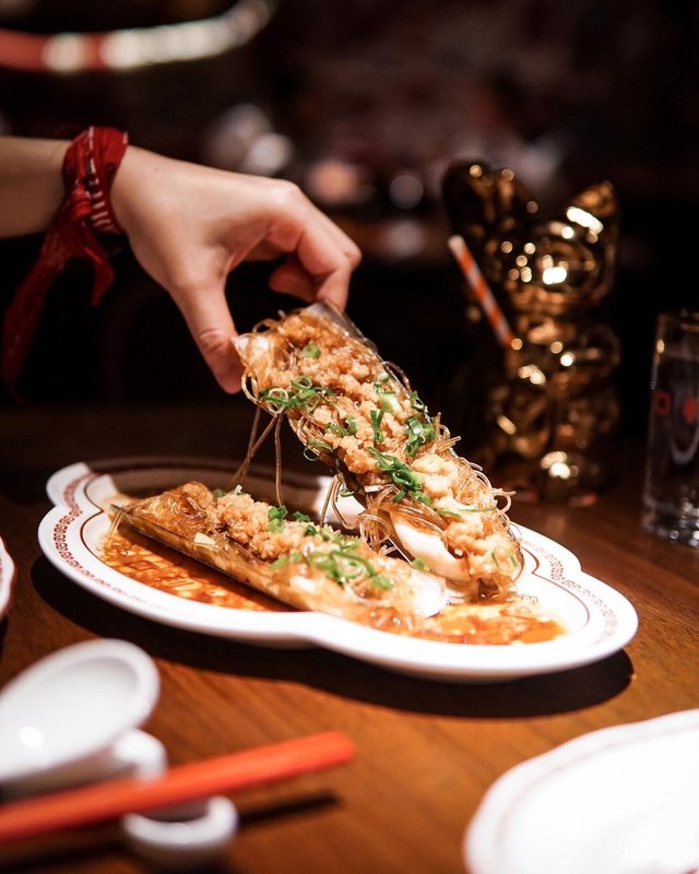 Steamed Live Razor Clams, Glass noodles, Fried & Aged Garlic