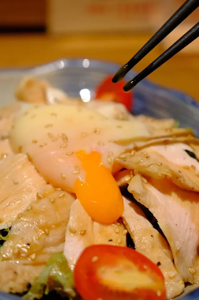 慢煮赤雞胸溫泉蛋野菜沙律 