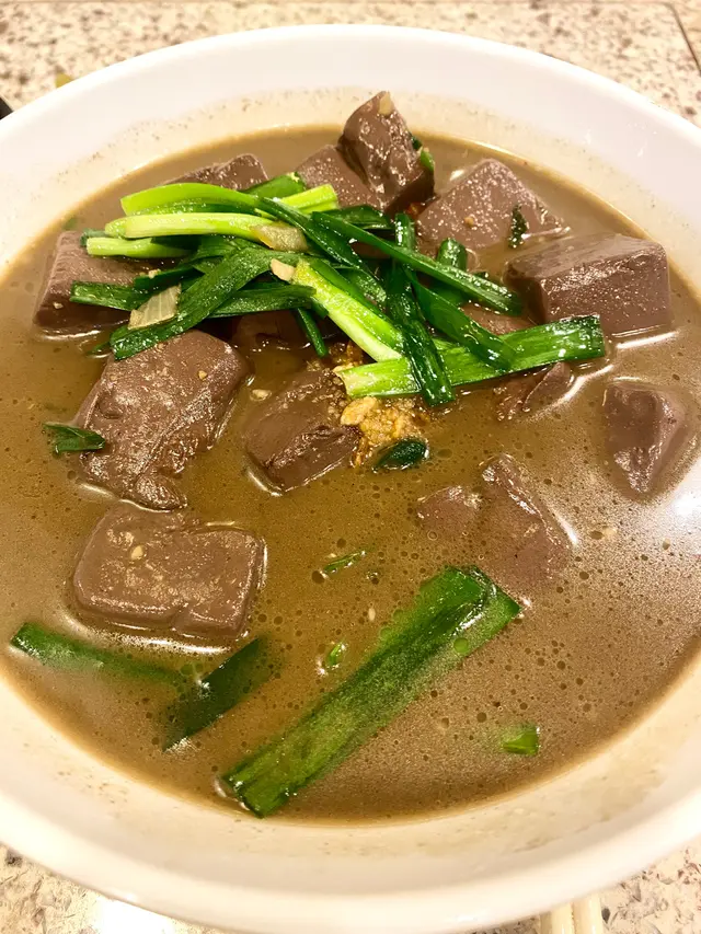 韭菜幾嫩，不過仍有一些有根，豬紅柔韌度剛好。 