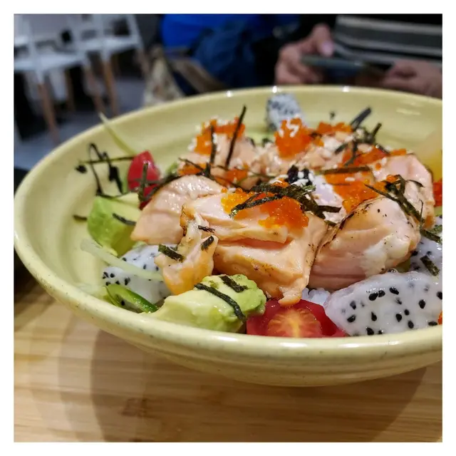慢煮三文魚外面燒得焦脆，裡面仲係刺身，入口即溶又冇腥味。牛油果都夠軟滑，有車厘茄、火龍果同檸檬，酸酸甜甜幾開胃。溫泉蛋啲蛋汁撈落珍珠米飯度冇得輸，口感濕潤豐富有層次，食完個丼超級滿足！🤤