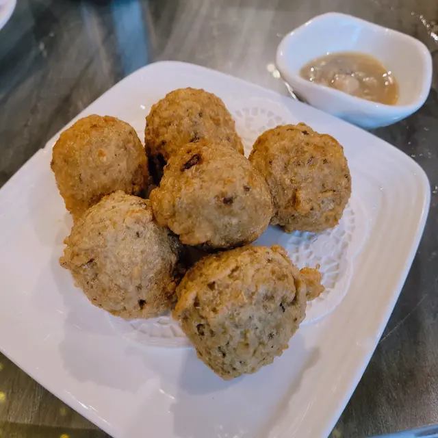 酥炸蜆蚧鯪魚球