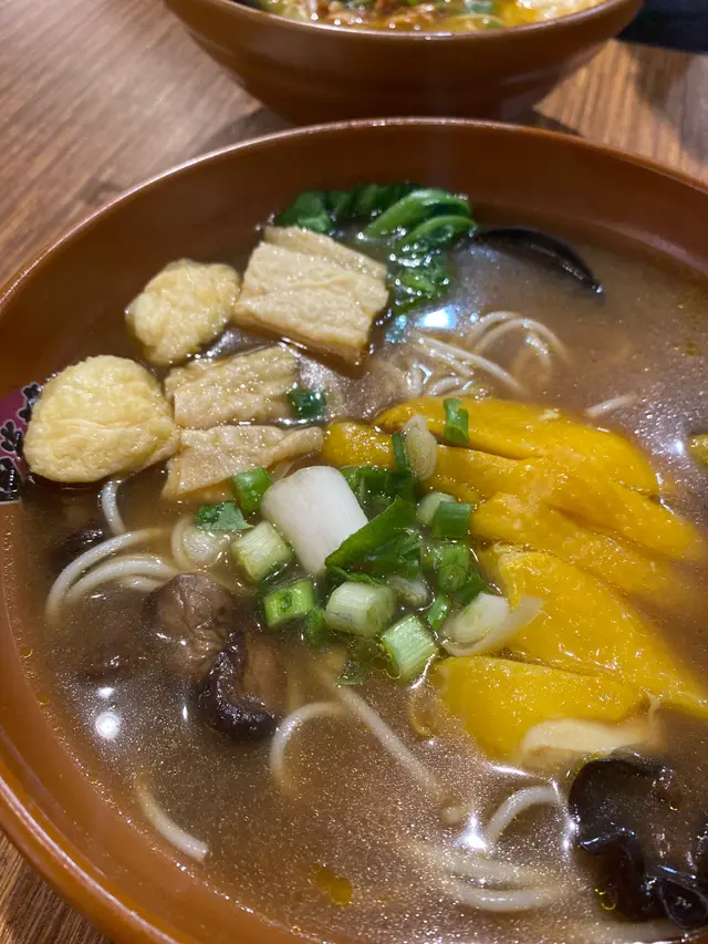 黑蒜雞湯米線