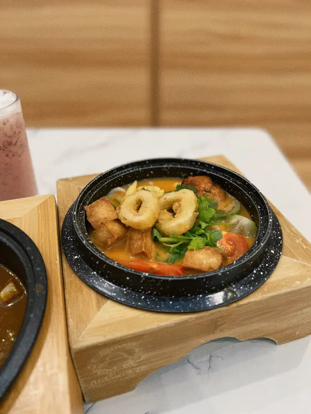 素海鮮特濃冬陰公湯扁烏冬