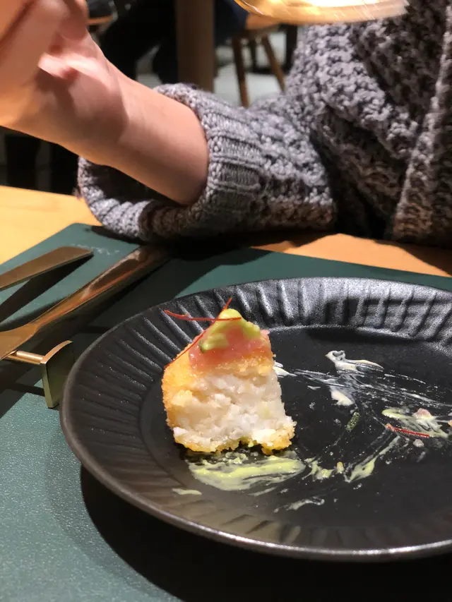 吞拿魚腩他他配牛油果醬伴芝士炸意大利飯