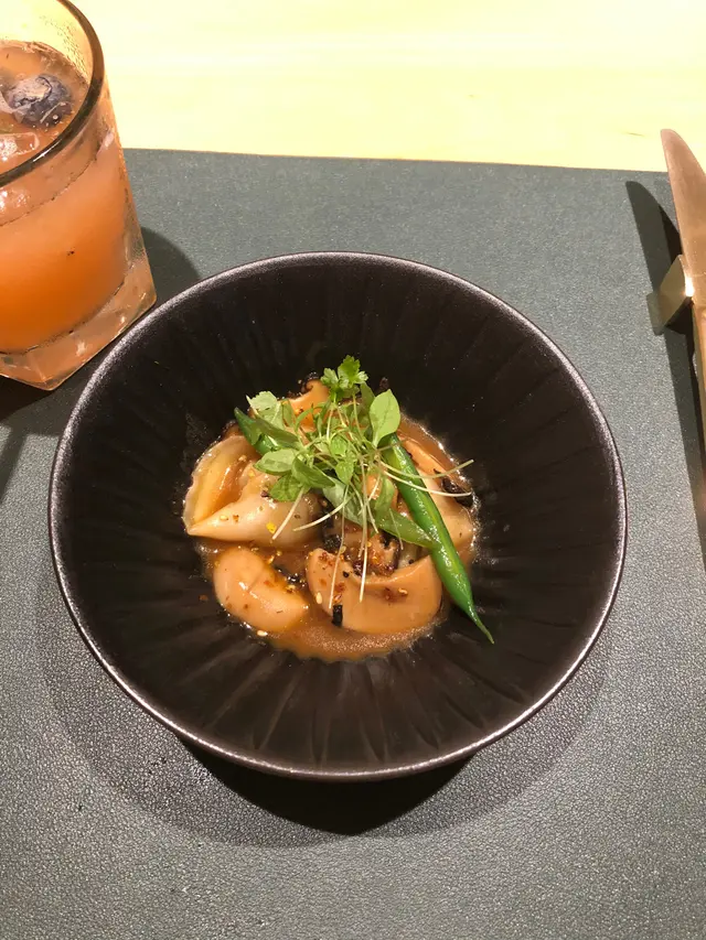 慢煮和牛頰肉日式餃子伴炒野菌、法邊豆