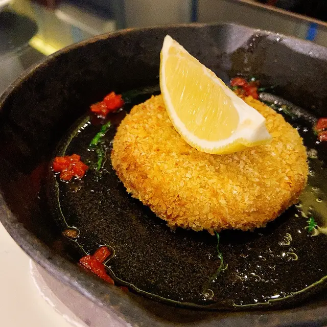 🍳鐵板上熱辣辣🔥🔥成個餅都係蟹肉好滿足😍😍記得加多啲🍋檸檬汁更加清新