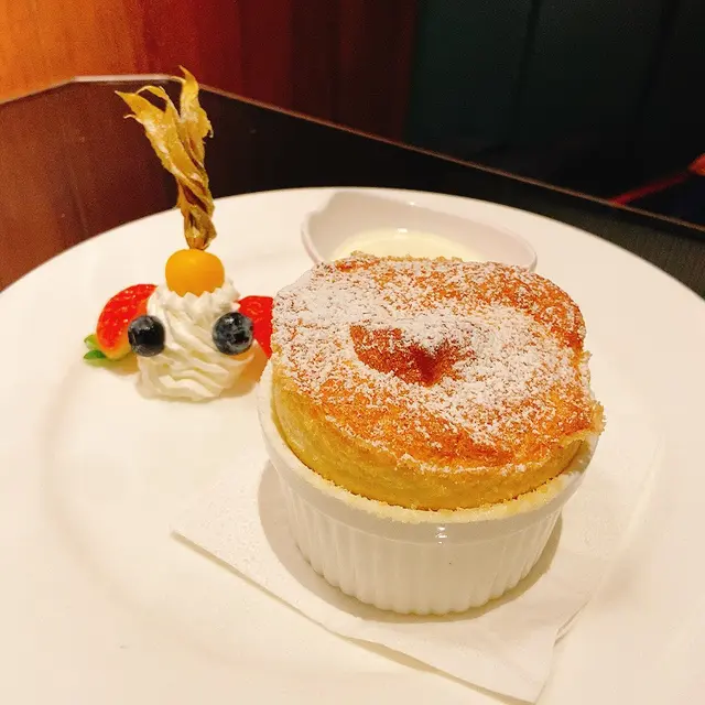 而家已經好少地方食到傳統嘅梳乎厘（因為製作需時，又麻煩）酒店先可能有！呢度嘅pastry  chef👨🏻‍🍳好有heart💖，即叫即做，連啲薑汁都係新鮮整嫁，焗到金黃色外層香脆，而𥚃面軟綿綿，人氣必食（不過記得要預時間）