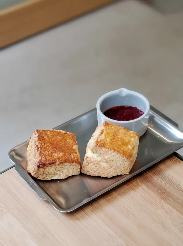 英式鬆餅·自家製士多啤梨醬