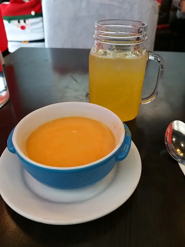 甘荀薯仔忌廉湯(前)，檸檬梳打特飲(後)