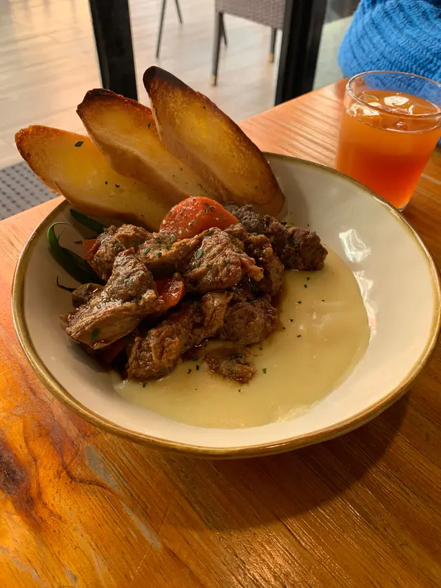 黑啤燴牛肉薯蓉法包