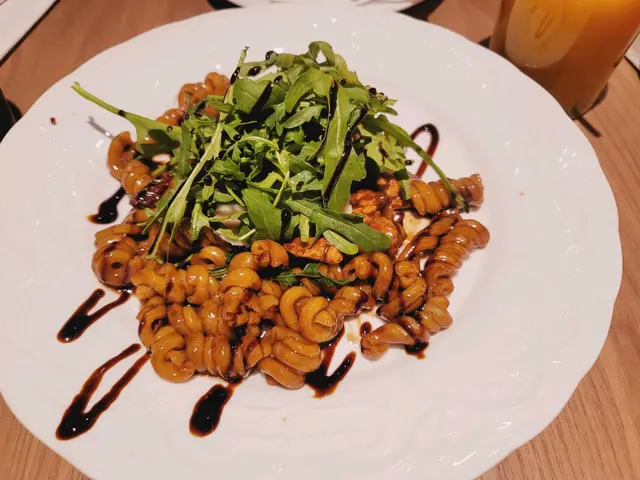 睇漏左有黑醋汁，完全中伏，將D味搞到錯晒!唔係香港人口味，真係好難食，本身D手工扭扭粉同D火箭菜咁煮完全係浪費，個老闆諗乜先可以出D咁既垃圾餐單而收人百幾蚊