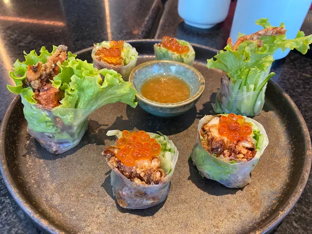 軟殼蟹生春卷伴日向夏沙律汁