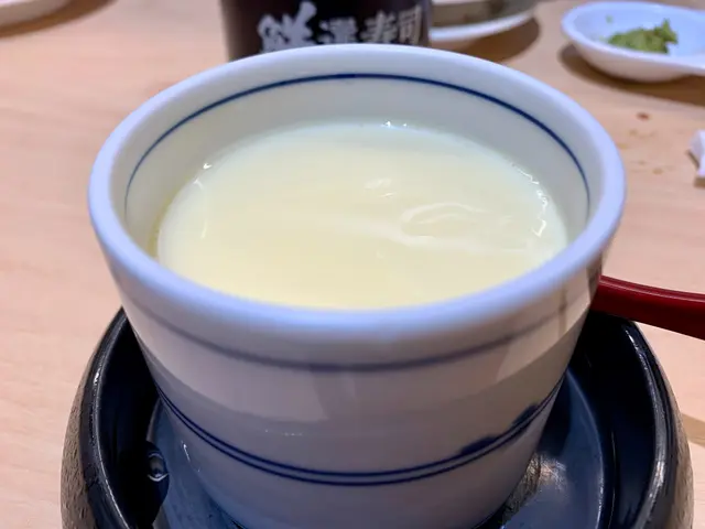 口感順滑， 內有白果、冬菇粒及雞粒