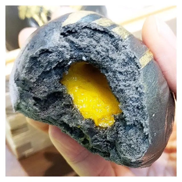 賣相非常吸引，「烏卒卒」啱晒影相打卡！奶黃餡頗流心仲熱辣辣，一咬落去即刻爆汁，細細個食完都唔覺得膩。😍