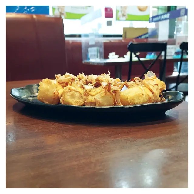 蘿蔔糕入口即溶，外皮香脆熱辣辣，配上千島醬酸酸甜甜，既開胃又具滿足感。🤤